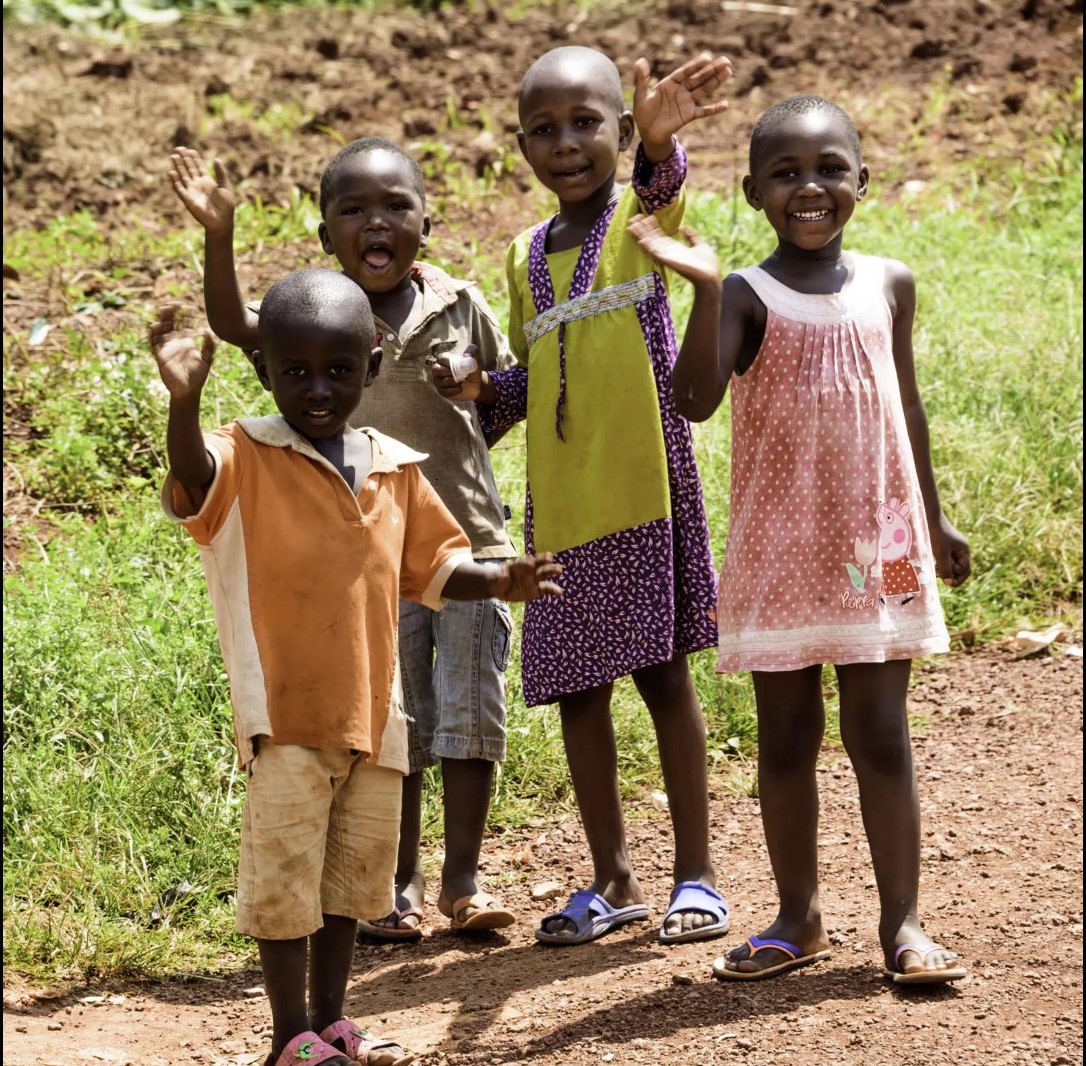 children waving